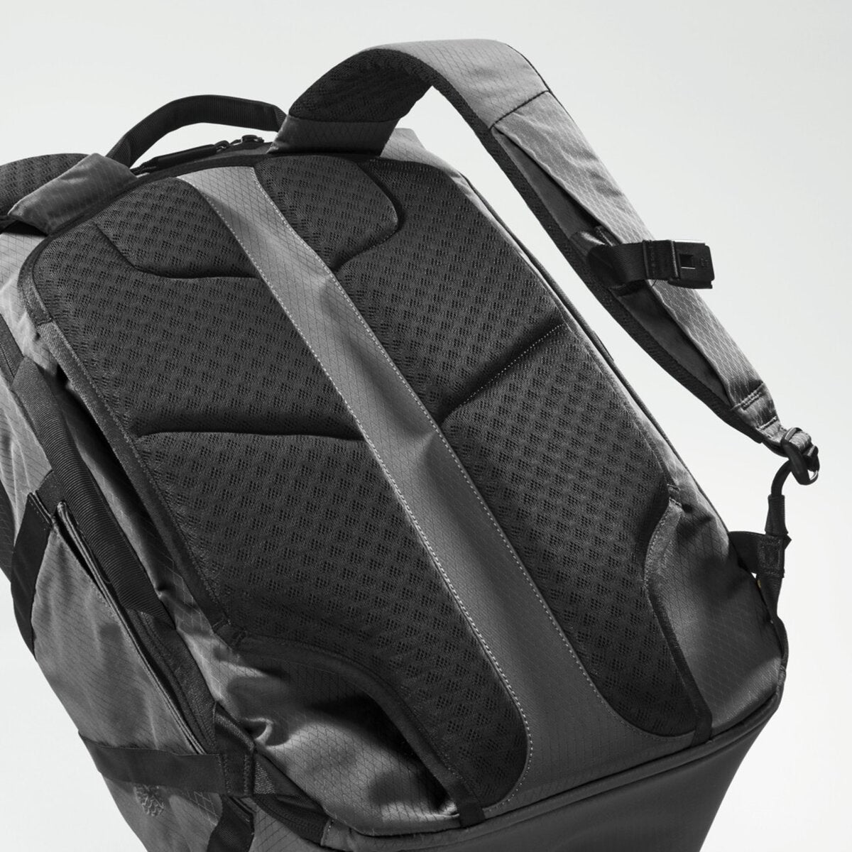 eoto-rucksack-tall41-steingrau-4AFC66C84.jpg