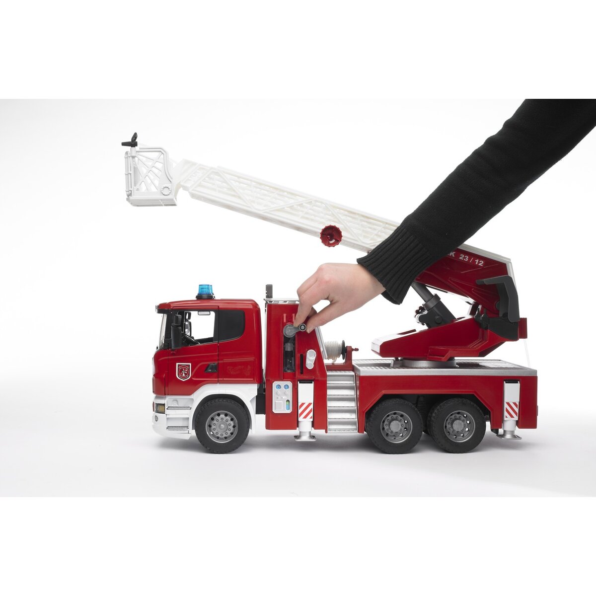 BRUDER® 03590 Scania R-Serie Feuerwehrleiterwagen mit Wasserpumpe, Licht und Sound